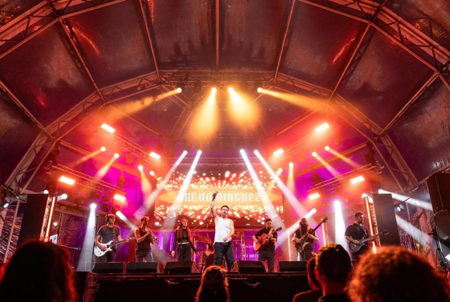 la-segunda-noche-del-festival-sonora-despega-con-om-dominguez-26-the-village-band-y-ale-acosta