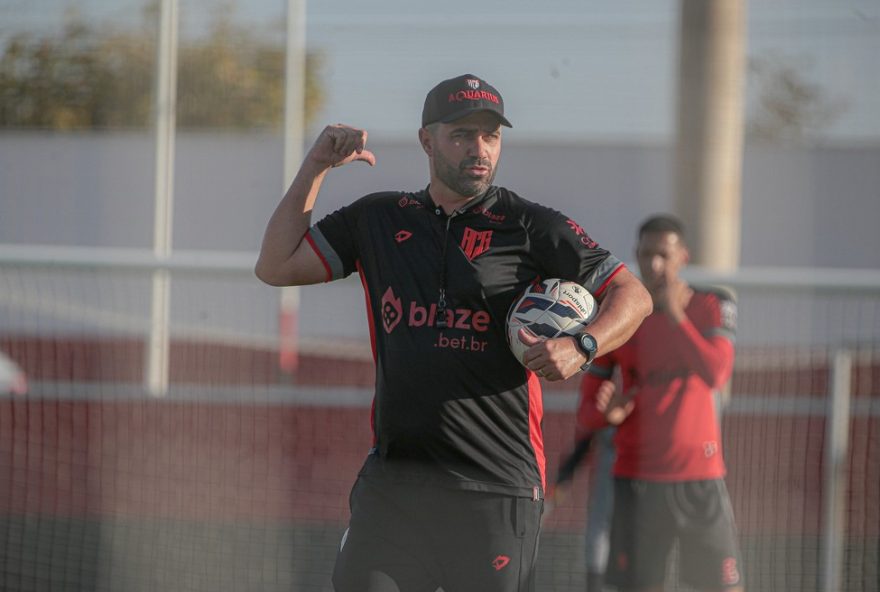 lacerda-busca-primeira-vitoria-e-reacao-do-atletico-go-na-serie-b