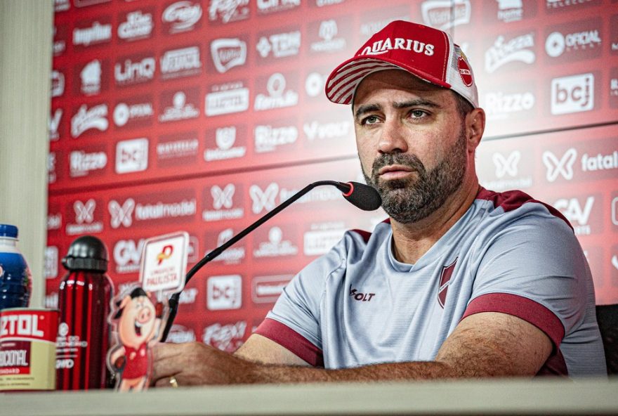 lacerda-critica-arbitragem-em-derrota-do-vila-nova-e-busca-reabilitacao-no-g-4-da-serie-b