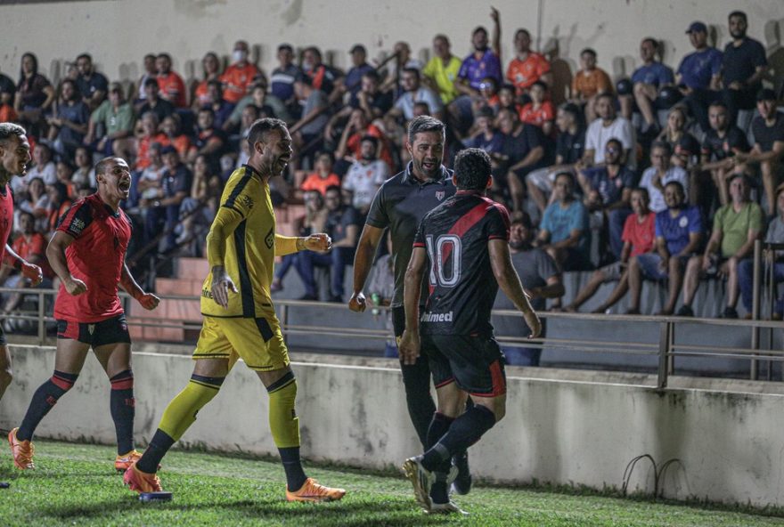 lacerda-destaca-importancia-do-esquema-com-tres-zagueiros-e-elogia-grande-performance-do-atletico-go-no-campeonato-goiano lacerda-destaca-importancia-do-esquema-com-tres-zagueiros-e-elogia-grande-performance-do-atletico-go-no-campeonato-goiano