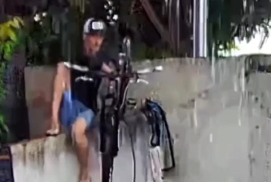 ladrao-usa-muro-para-roubar-bicicleta-em-residencia-de-goiania ladrao-usa-muro-para-roubar-bicicleta-em-residencia-de-goiania