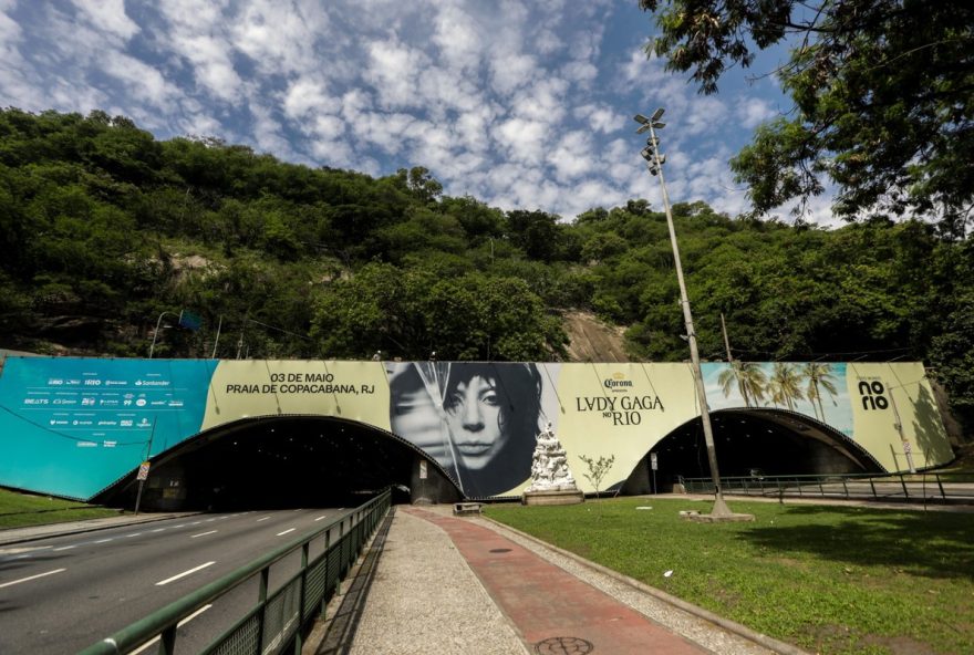 lady-gaga-no-rio3A-retirada-de-painel-gera-especulacoes-sobre-cancelamento-do-show