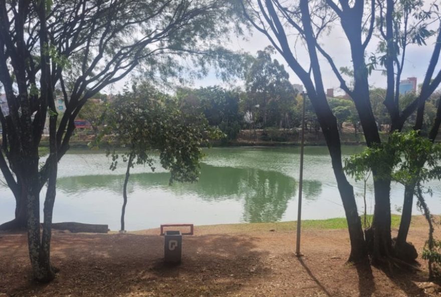 lago-igapo-de-londrina-fica-verde3A-secretaria-investiga-motivo-e-adota-medidas-de-preservacao