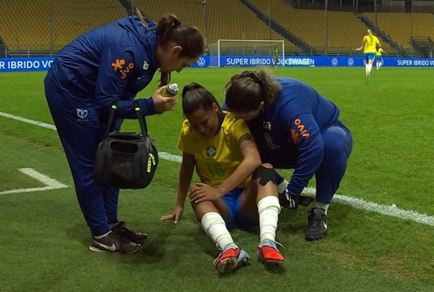 lais-estevam-deixa-amistoso-brasil-x-italia-apos-lesao-no-joelho3A-video-e-preocupacao