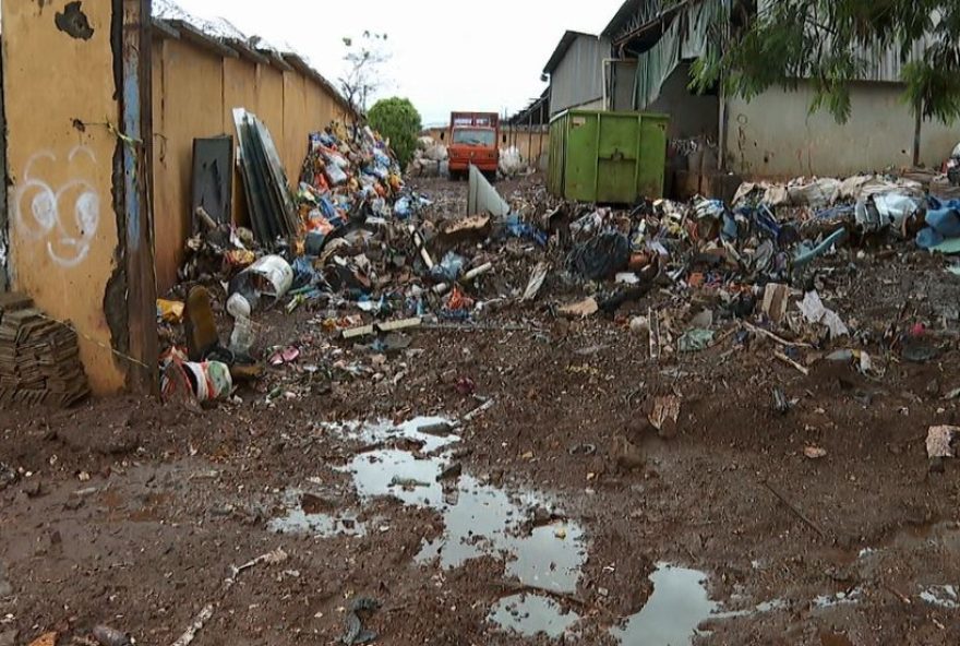 lama-e-lixo-invadem-casas-em-ribeirao-preto-apos-queda-de-muro3A-impactos-e-desafios-da-reconstrucao lama-e-lixo-invadem-casas-em-ribeirao-preto-apos-queda-de-muro3A-impactos-e-desafios-da-reconstrucao