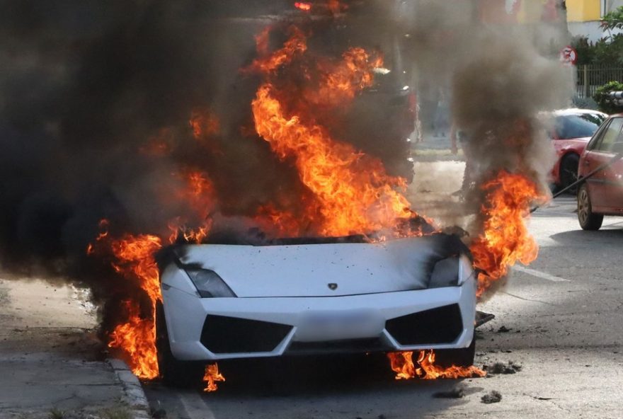 lamborghini-destruida-por-incendio-em-goiania3A-bombeiros-agem-rapido-para-evitar-tragedia
