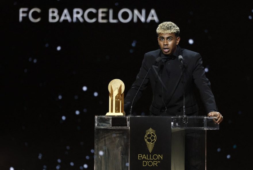 lamine-yamal-brilha-e-conquista-o-trofeu-kopa-da-bola-de-ouro-2025