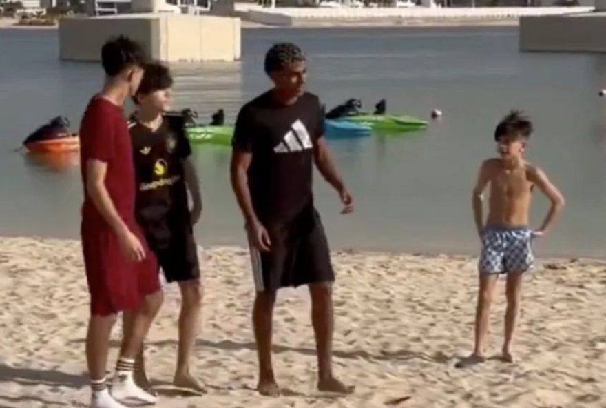 lamine-yamal3A-jogador-do-barcelona-se-diverte-com-criancas-em-dubai-e-se-prepara-para-os-globe-soccer-awards lamine-yamal3A-jogador-do-barcelona-se-diverte-com-criancas-em-dubai-e-se-prepara-para-os-globe-soccer-awards