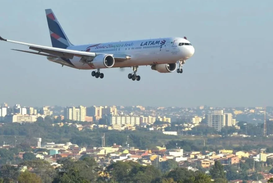 latam3A-aviao-faz-pouso-de-emergencia-em-brasilia-e-companhia-se-posiciona