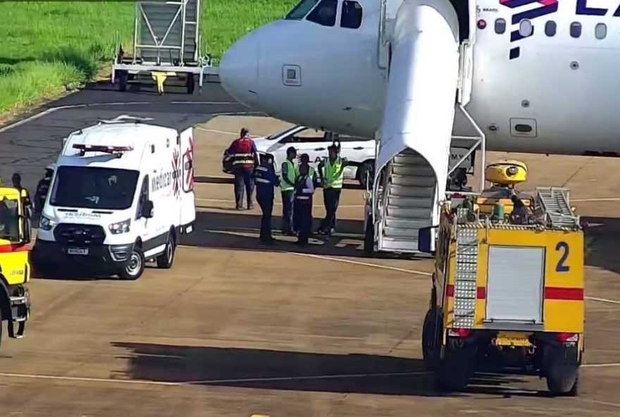 latam3A-voo-de-emergencia-de-congonhas-para-brasilia-pousa-em-ribeirao-preto-devido-a-incidente-com-carregador-portable latam3A-voo-de-emergencia-de-congonhas-para-brasilia-pousa-em-ribeirao-preto-devido-a-incidente-com-carregador-portable
