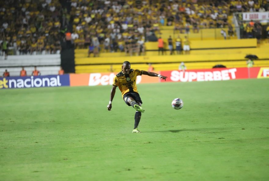 lateral-do-criciuma-sofre-fratura-no-osso-da-face-e-passara-por-cirurgia3A-confira-detalhes-da-lesao-e-recuperacao-do-jogador