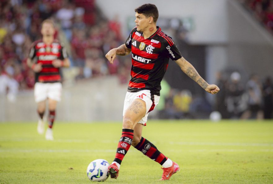 lateral-do-flamengo2C-ayrton-lucas-e-encaminhado-ao-hospital-e-passara-por-cirurgia