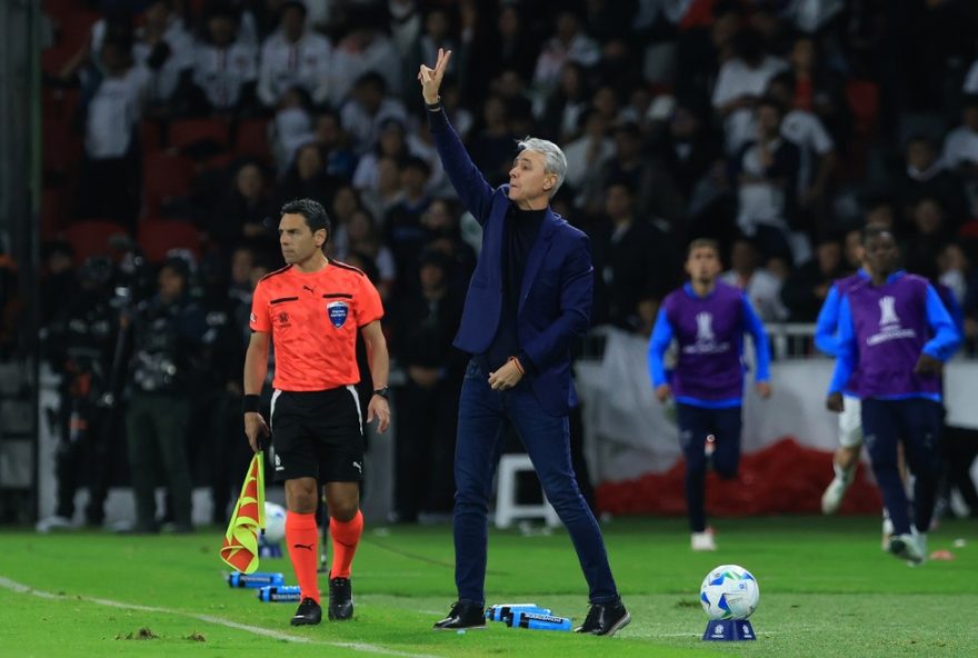 ldu-x-palmeiras3A-tecnico-pede-cautela-apos-vitoria-e-destaca-importancia-de-manter-os-pes-no-chao