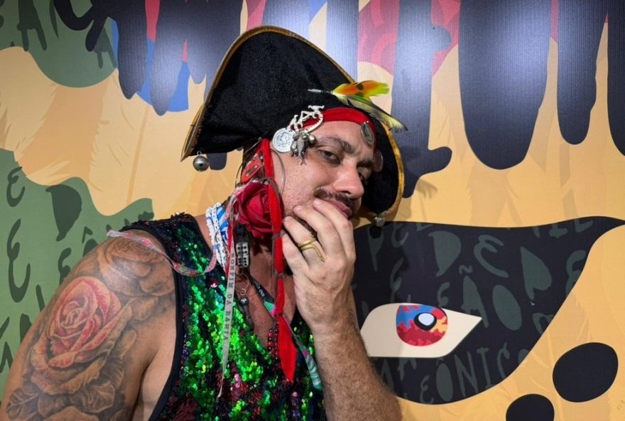 leandro-vieira-surpreende-ao-desfilar-com-anel-presenteado-por-ney-matogrosso-uma-conexao-entre-artistas-e-suas-homenagens leandro-vieira-surpreende-ao-desfilar-com-anel-presenteado-por-ney-matogrosso-uma-conexao-entre-artistas-e-suas-homenagens