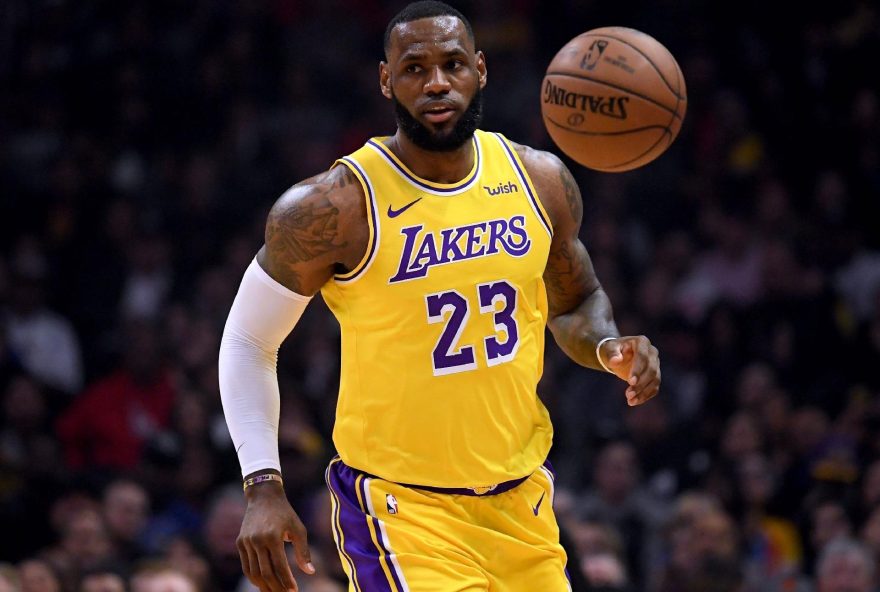 lebron-james-voltou-ao-time-do-los-angeles-lakers-na-partida-contra-o-los-angeles-clippers-1549016321109_v2_1920x1425