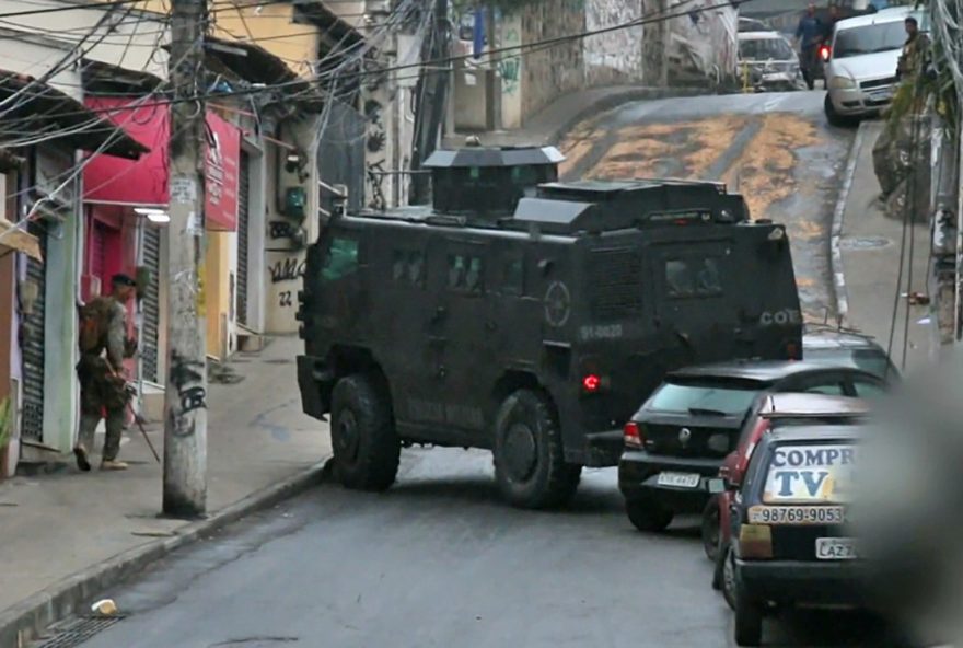 legislacao-quebra-o-medo-do-estado-nos-criminosos2C-defende-castro-sobre-uso-de-oleo-no-complexo-do-alemao