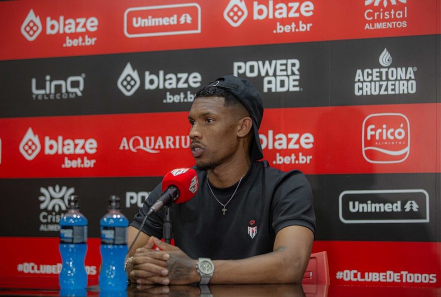 lele-brilha-e-celebra-gols-decisivos-no-atletico-go-apos-ida-frustrada-para-o-japao