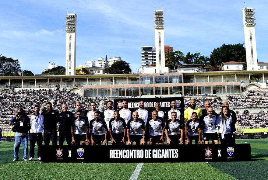 lendas-de-de-e-boca-juniors-se-encontram-em-amistoso-nostalgico3A-empate-de-1-a-1-reacende-memorias-historicas