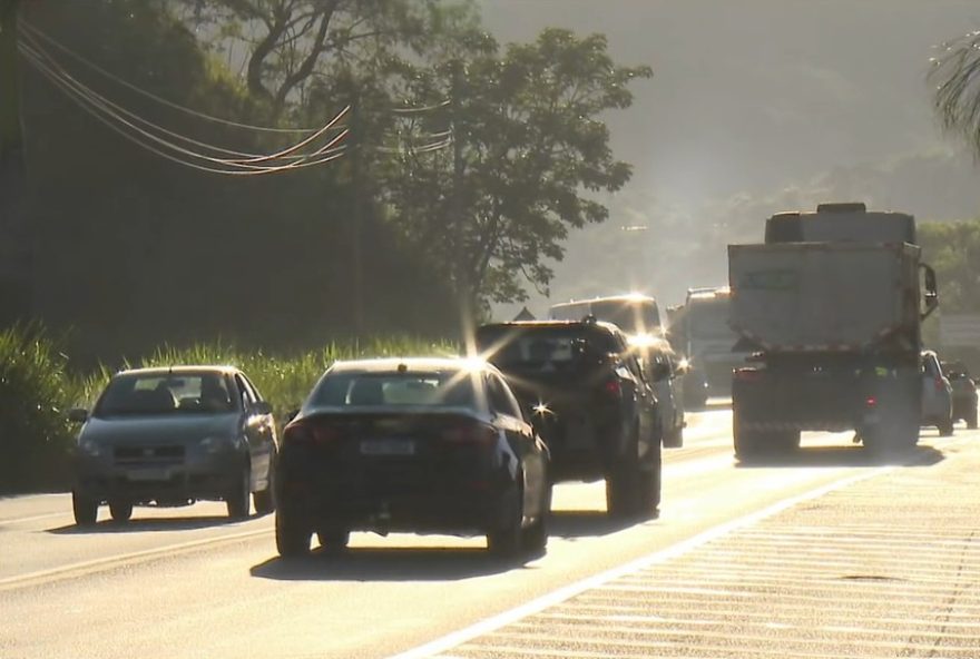 lentidao-nas-rodovias-da-grande-bh-na-saida-para-o-natal3A-acidentes-e-congestionamentos lentidao-nas-rodovias-da-grande-bh-na-saida-para-o-natal3A-acidentes-e-congestionamentos