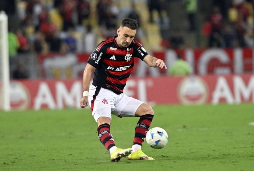 leo-ortiz-se-destacando-no-flamengo3A-clube-quer-segura-lo-na-janela