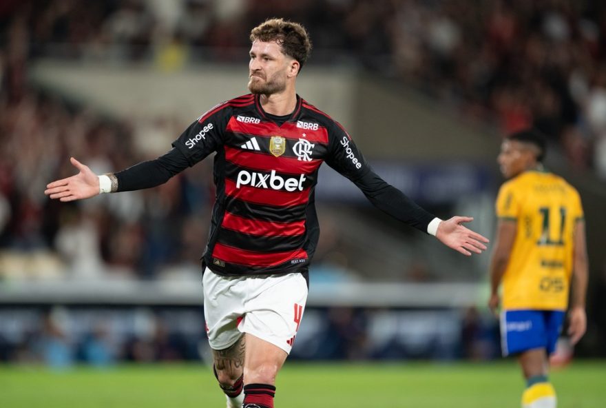 RJ - RIO DE JANEIRO - 09/08/2025 - BRASILEIRO A 2025, FLAMENGO X MIRASSOL - Leo Pereira jogador do Flamengo comemora seu gol durante partida contra o Mirassol no estadio Maracana pelo campeonato Brasileiro A 2025. Foto: Jorge Rodrigues/AGIF