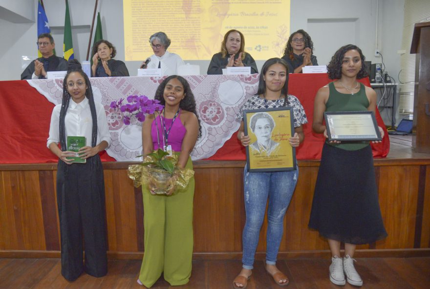 Leodegária Brazília de Jesus foi homenageada pela UFG,  em uma cerimônia marcada pelo sentimento de reparação histórica (Foto: Júlia Barros/UFG/Divulgação)

: