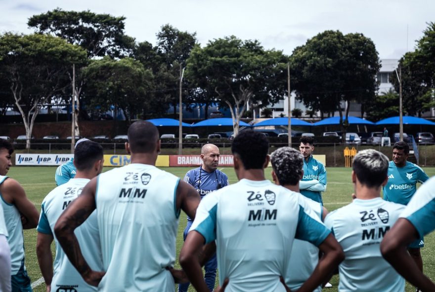 leonardo-jardim-comanda-treino-do-cruzeiro-com-ausencias-no-ataque3A-desafios-e-oportunidades-para-jovens-talentos-da-base