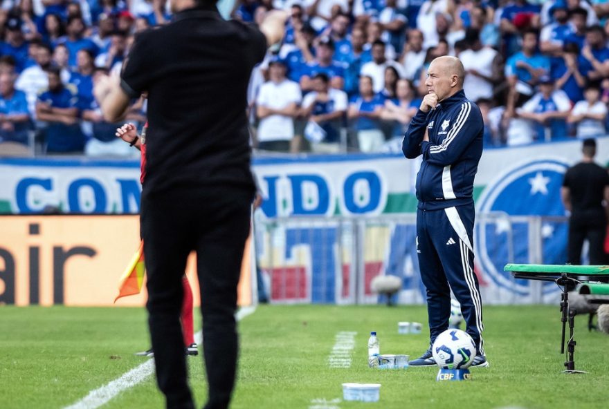 leonardo-jardim-comenta-sobre-gabigol-e-busca-por-reforcos-no-cruzeiro3A-analise-pos-derrota-e-estrategias-para-retomada-do-sucesso