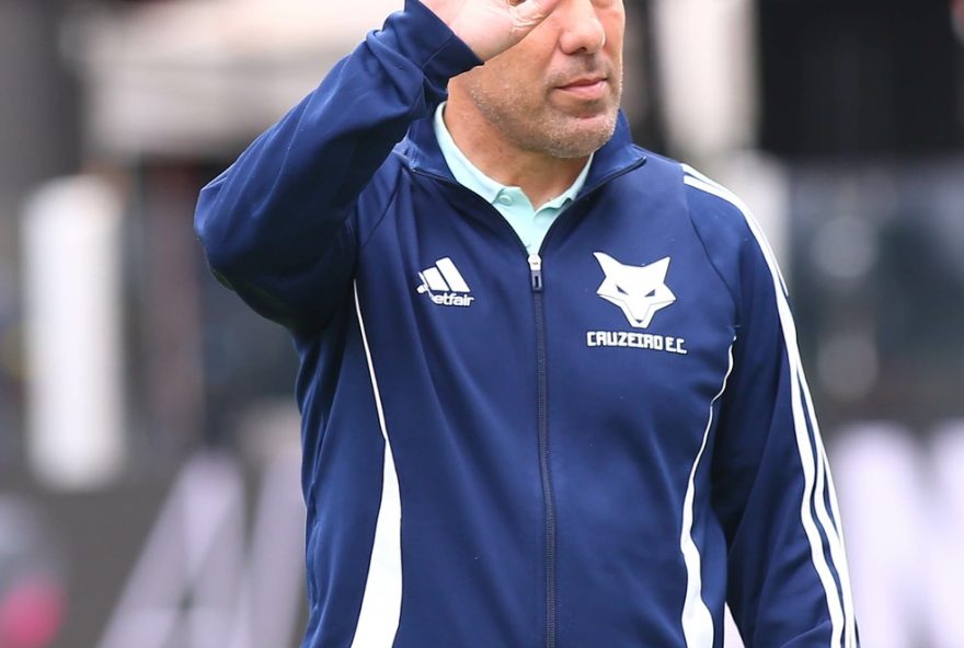 leonardo-jardim-deixa-o-cruzeiro-em-20263A-tite-pode-ser-o-novo-treinador SP - SANTOS - 07/12/2025 - BRASILEIRO A 2025, SANTOS X CRUZEIRO - Leonardo Jardim tecnico do Cruzeiro durante partida contra o Santos no estadio Vila Belmiro pelo campeonato Brasileiro A 2025. Foto: Mauricio De Souza/AGIF