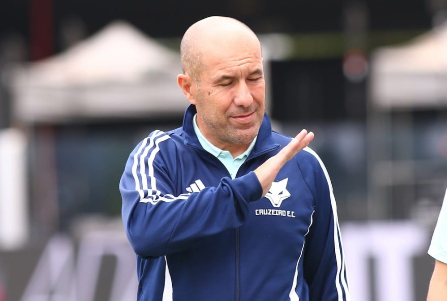 leonardo-jardim-promete-so-treinar-o-cruzeiro-no-brasil3A-verdadeira-noticia SP - SANTOS - 07/12/2025 - BRASILEIRO A 2025, SANTOS X CRUZEIRO - Leonardo Jardim tecnico do Cruzeiro durante partida contra o Santos no estadio Vila Belmiro pelo campeonato Brasileiro A 2025. Foto: Mauricio De Souza/AGIF