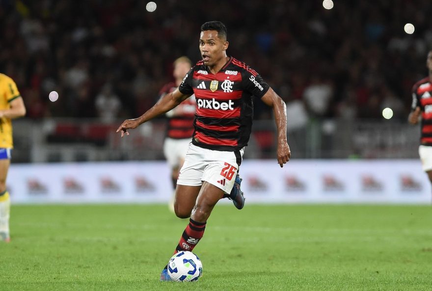 lesao-de-alex-sandro-causa-desfalque-no-flamengo-para-jogo-contra-o-gremio3A-clube-busca-solucoes-internas-e-mantem-foco-nas-competicoes