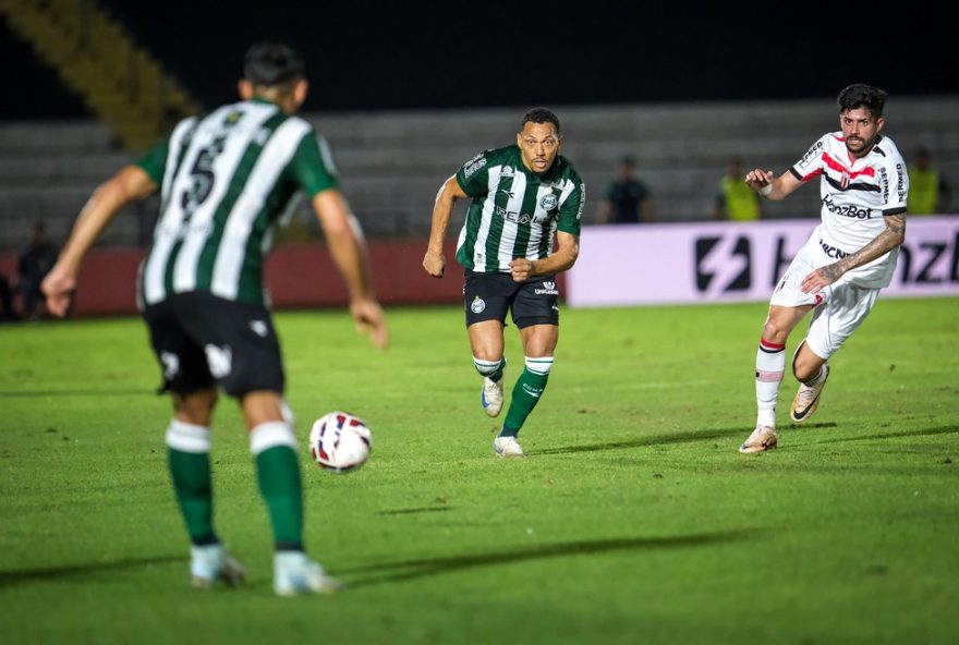 lesao-de-alex-silva-desfalca-coritiba-na-serie-b3B-mozart-completa-200-dias-no-comando