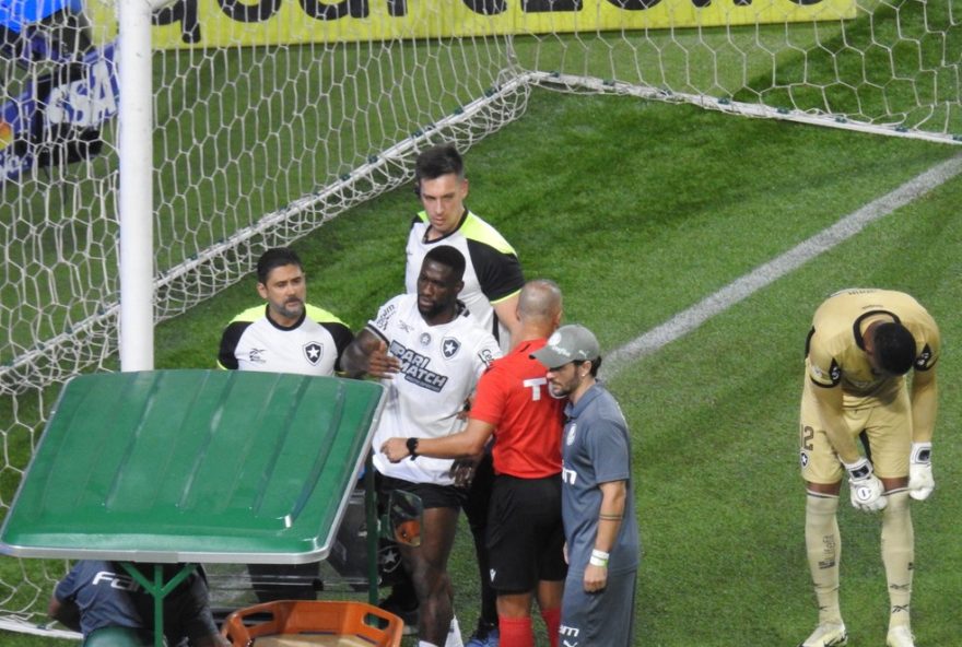 lesao-de-bastos-preocupa-botafogo-para-final-da-libertadores