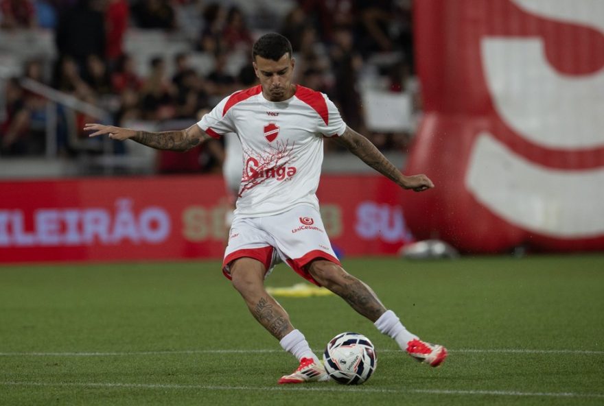 lesao-de-bruno-xavier-preocupa-vila-nova-na-pre-temporada3A-meio-campista-ficara-de-fora-por-um-mes.-novos-desafios-para-o-time-no-campeonato-goiano PR - CURITIBA - 21/09/2025 - BRASILEIRO B 2025, ATHLETICO-PR X VILA NOVA-GO - Bruno Xavier jogador do Vila Nova-GO durante aquecimento antes da partida contra o Athletico-PR no estadio Arena da Baixada pelo campeonato Brasileiro B 2025. Foto: Hedeson Alves/AGIF
