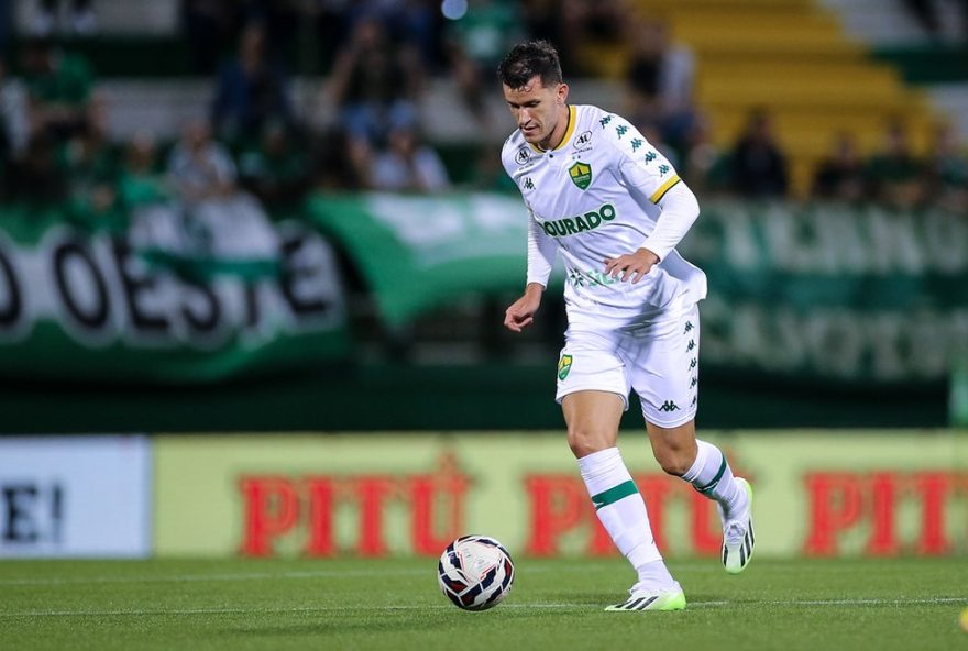 lesao-de-nathan3A-zagueiro-do-cuiaba-desfalca-time-na-serie-b.-recuperacao-estimada-em-2-3-semanas.-substituto-ainda-nao-definido