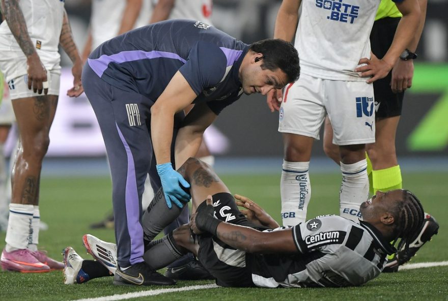 RJ - RIO DE JANEIRO - 01/10/2025 - BRASILEIRO A 2025, BOTAFOGO X BAHIA - Kaio jogador do Botafogo durante partida contra o Bahia no estadio Engenhao pelo campeonato Brasileiro A 2025. Foto: Thiago Ribeiro/AGIF