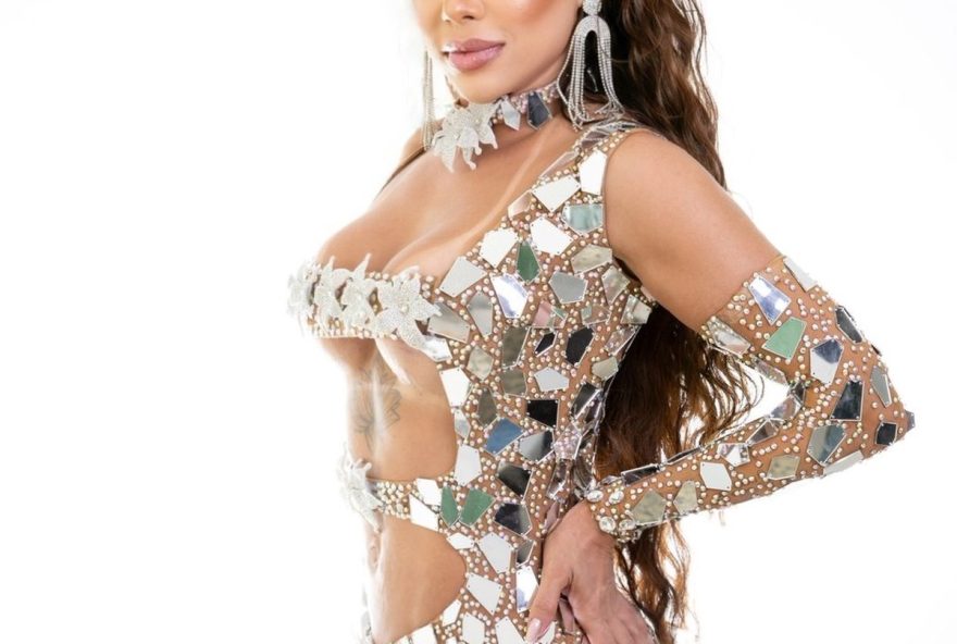 leticia-guimaraes-e-escolhida-como-rainha-dos-amigos-da-barra-no-carnaval-2026-trazendo-animacao-e-paixao-para-as-ruas-do-rio-de-janeiro