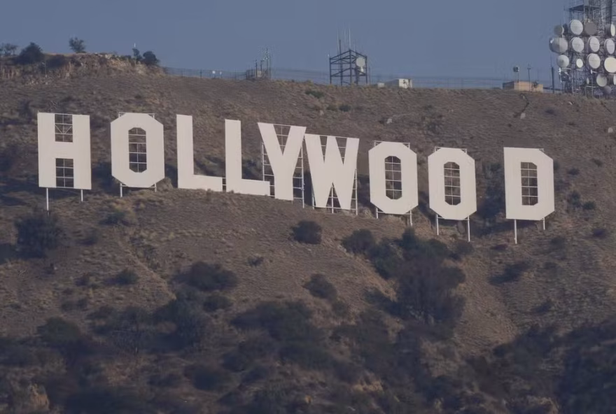 O famoso Letreiro de Hollywood, em Los Angeles, em imagem registrada às 11h38 (6h38, no horário local) de 9 de janeiro de 2025 — Foto: Damian Dovarganes/AP
