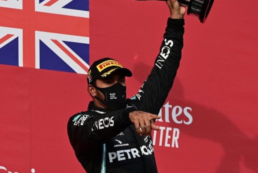 lewis-hamilton-da-mercedes-ergue-o-trofeu-do-gp-da-emilia-romagna-em-imola-1604239857714_v2_1500x1125-e1604242748996-620x450