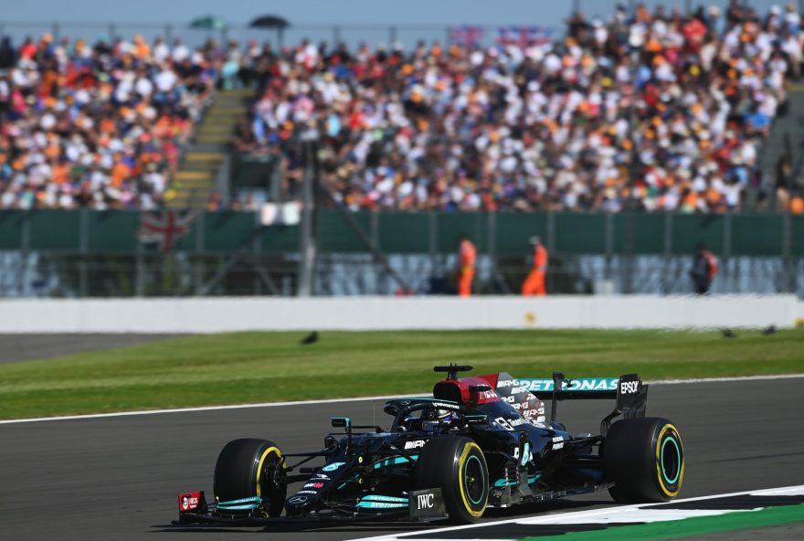 lewis-hamilton-em-acao-durante-o-gp-de-silverstone-de-formula-1-1626623093059_v2_4x3