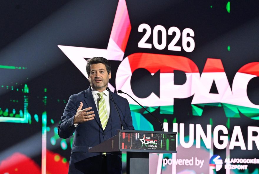 lider-portugues-homenageia-jair-bolsonaro-no-cpac-na-hungria