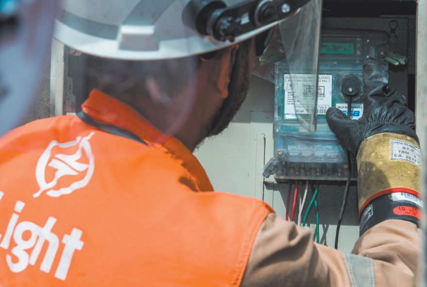 light-lanca-plano-para-evitar-falhas-de-energia-no-verao-combate-aos-gatos-de-luz-e-reforco-no-atendimento