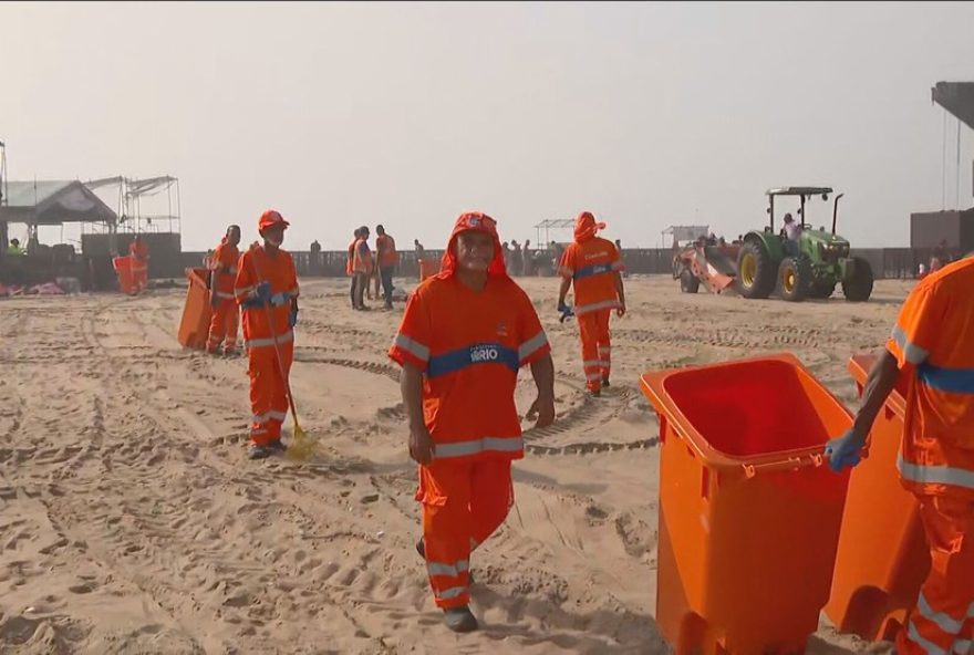 limpeza-pos-reveillon-no-rio-mobiliza-52C3-mil-garis-e-recolhe-600-toneladas-de-lixo-em-copacabana limpeza-pos-reveillon-no-rio-mobiliza-52C3-mil-garis-e-recolhe-600-toneladas-de-lixo-em-copacabana