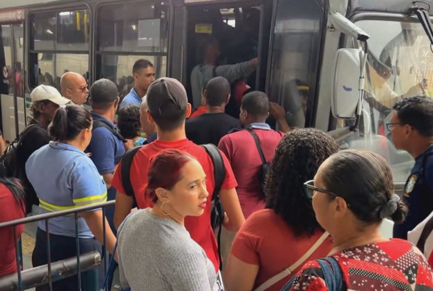 linha-sul-do-metro-do-recife-volta-a-operar-apos-curtos-circuitos3A-usuarios-aliviados