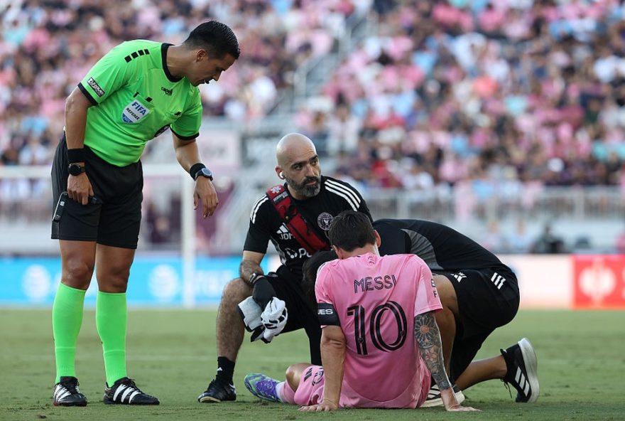 lionel-messi-se-lesiona-em-jogo-do-inter-miami-e-preocupa-torcedores3A-confira-atualizacoes-sobre-a-contusao-do-craque-argentino