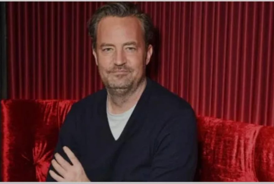 lisa-kudrow-emociona-fas-de-friends-ao-encontrar-bilhete-perdido-de-matthew-perry3A-conexao-eterna-entre-colegas-de-elenco