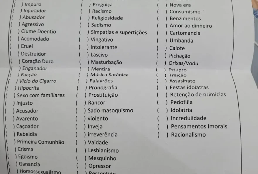 O documento que viralizou na internet, menciona termos como "homossexualismo", horóscopo, pirataria, jogos de RPG, intelectualismo e briguento.