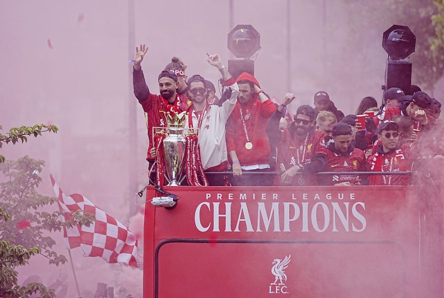liverpool-celebra-titulo-da-premier-league-com-desfile-pelas-ruas-da-cidade