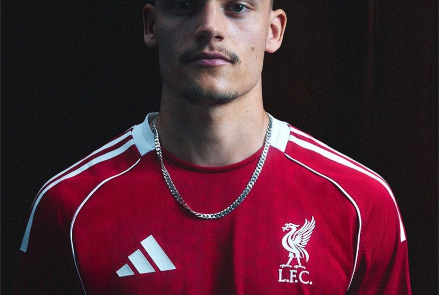 liverpool-revela-os-novos-uniformes-20252F26-em-parceria-com-a-adidas