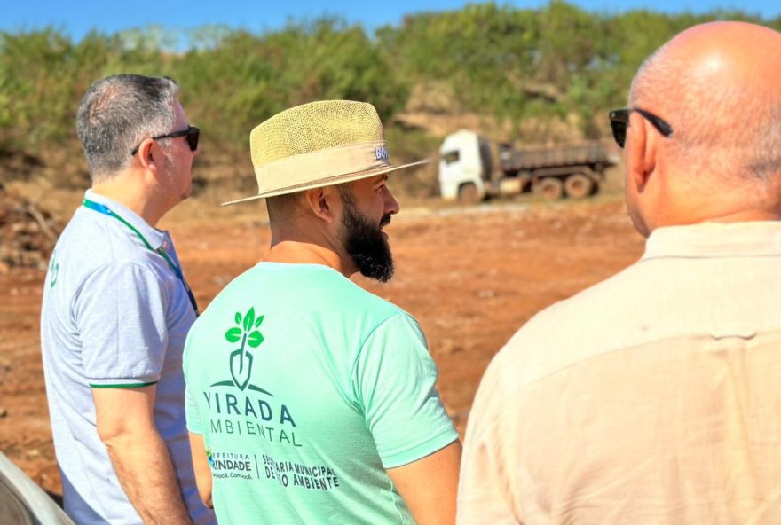 Equipe da Semad na área em que funcionava lixão em Trindade